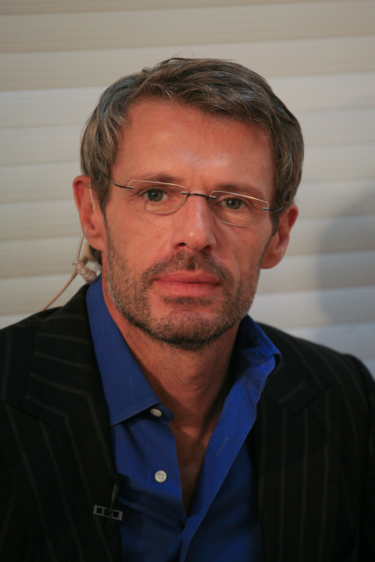 How tall is Lambert Wilson?